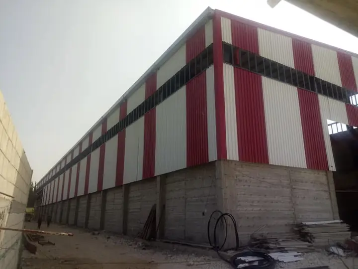 هنغار مكسو بالألواح الملوّنة — ٤