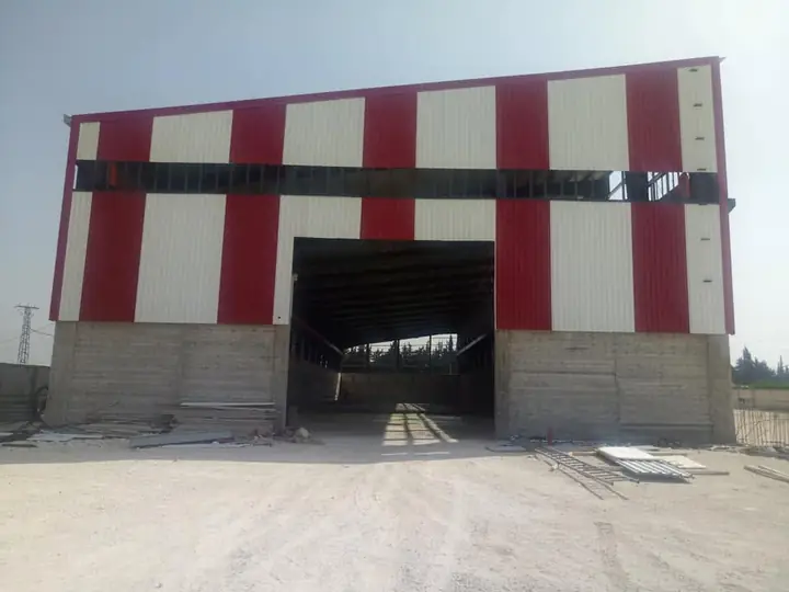 هنغار مكسو بالألواح الملوّنة — ٥