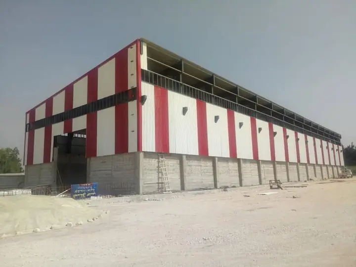 هنغار مكسو بالألواح الملوّنة — ٦