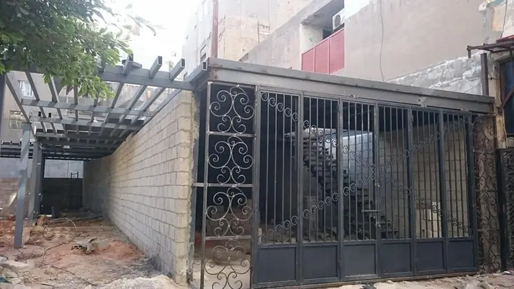 أبواب ومشغولات حديدية مزخرفة — ١٠