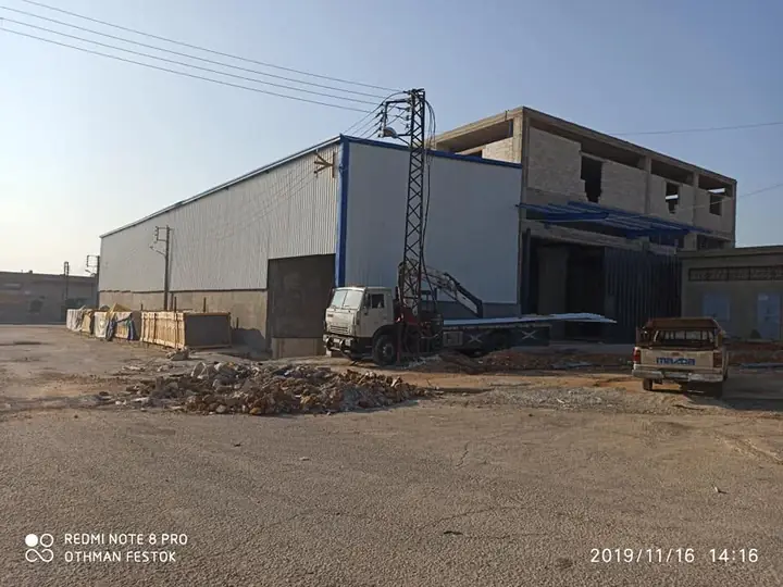 هنغار صناعي مع رافعة جسرية — ٤