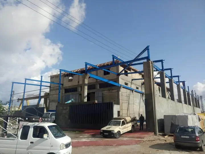 هنغار صناعي مع رافعة جسرية — ٧