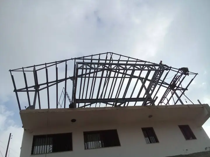 سقف معدني جملوني فوق مبنى قائم — مجموعة فستق حلب