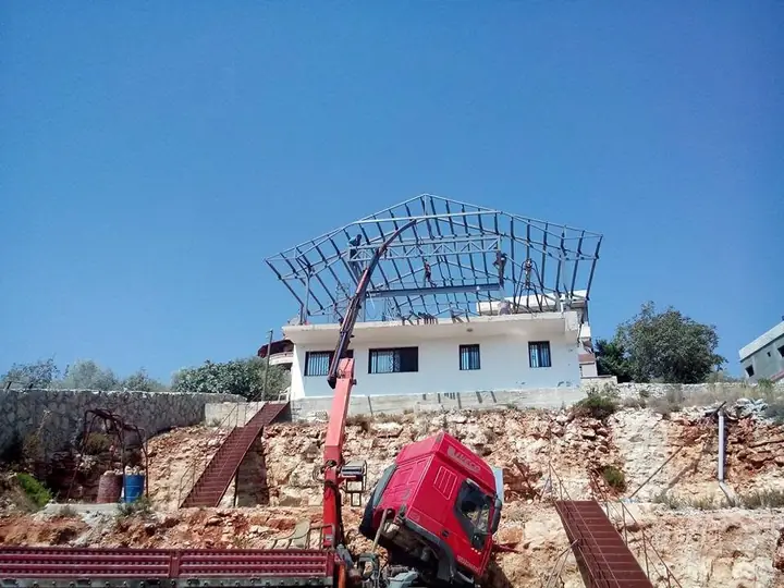 سقف معدني جملوني فوق مبنى قائم — ٦